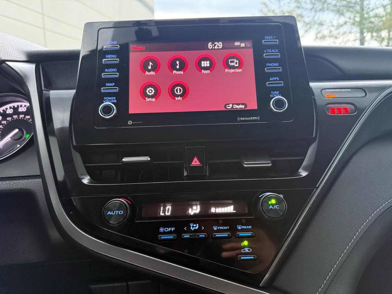 Toyota Camry SE Auto (Natl) 2021
