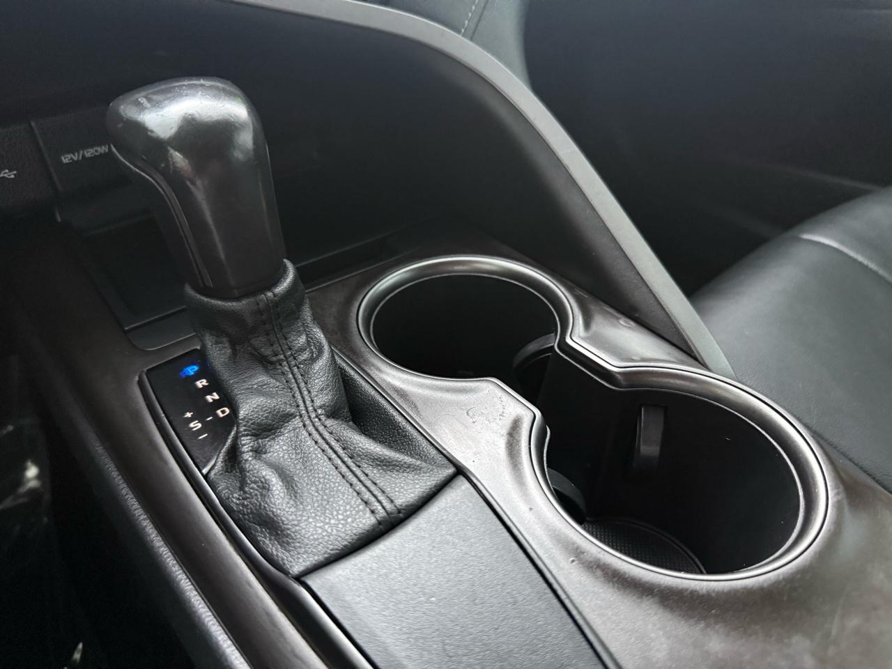 Toyota Camry SE Auto (Natl) 2021