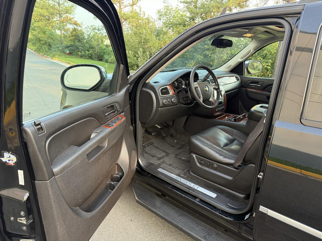 Chevrolet Suburban 4WD 4dr 1500 LTZ 2011