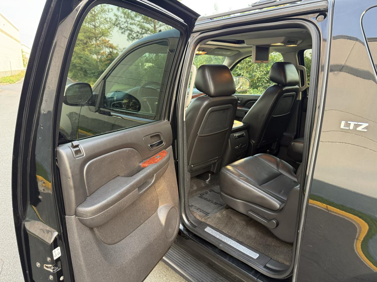 Chevrolet Suburban 4WD 4dr 1500 LTZ 2011