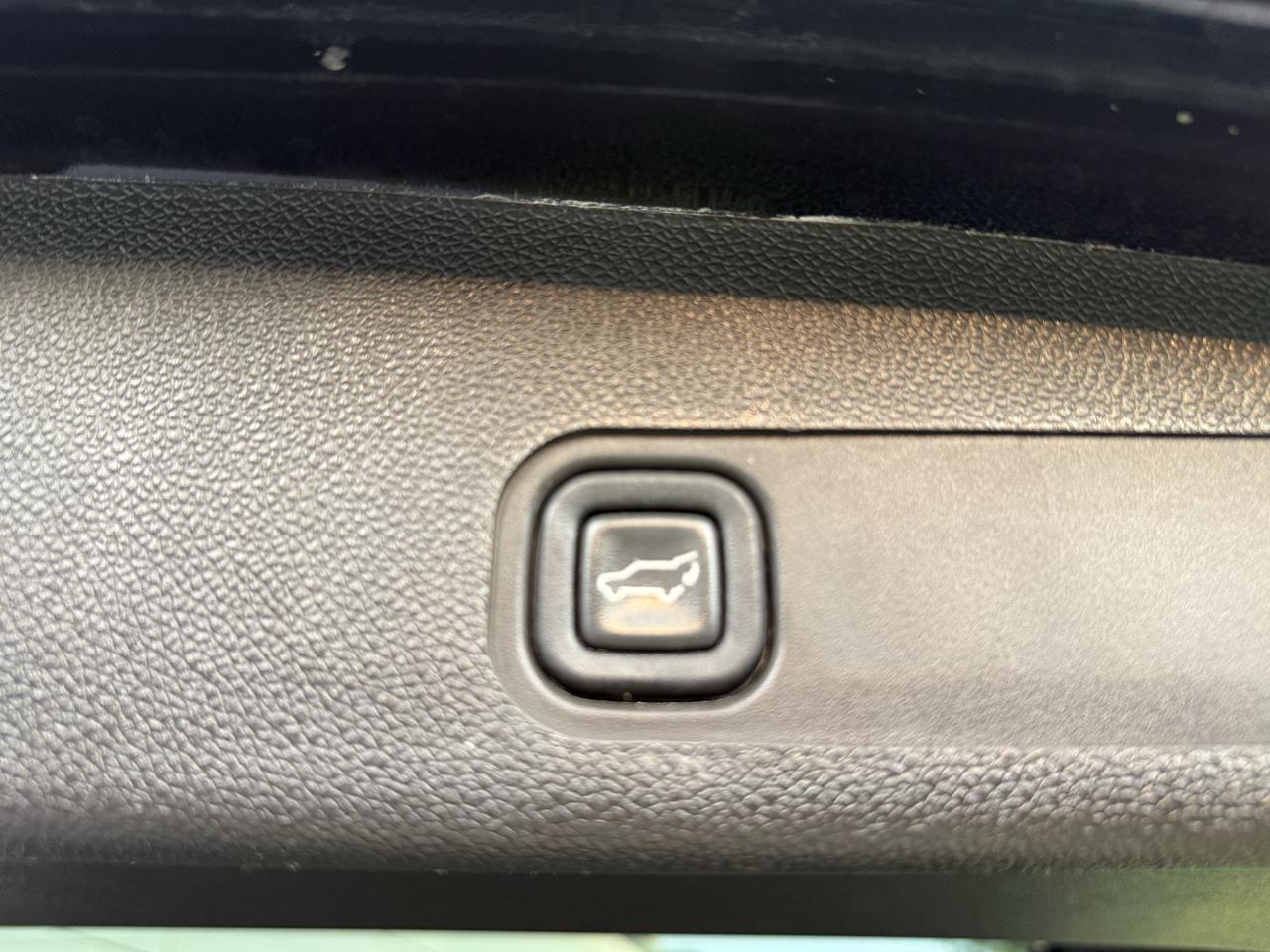 Chevrolet Suburban 4WD 4dr 1500 LTZ 2011