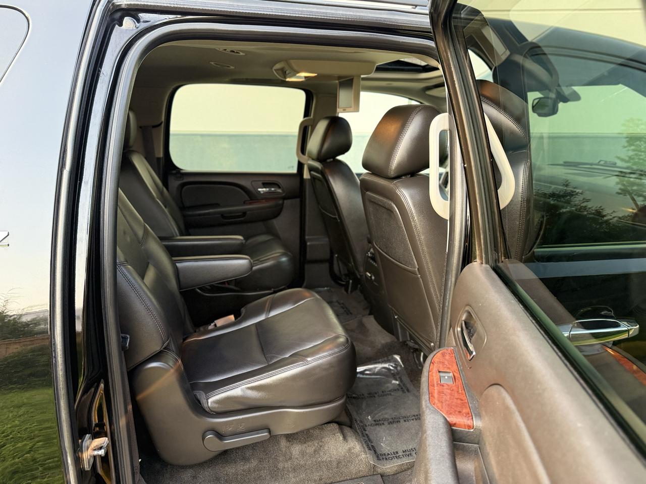 Chevrolet Suburban 4WD 4dr 1500 LTZ 2011