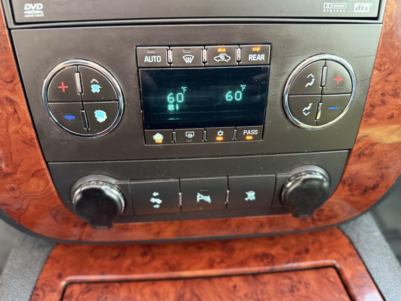 Chevrolet Suburban 4WD 4dr 1500 LTZ 2011
