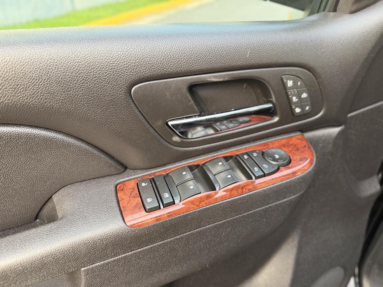 Chevrolet Suburban 4WD 4dr 1500 LTZ 2011