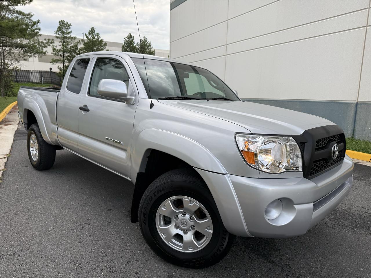 Toyota Tacoma 4WD Access I4 MT (Natl) 2011