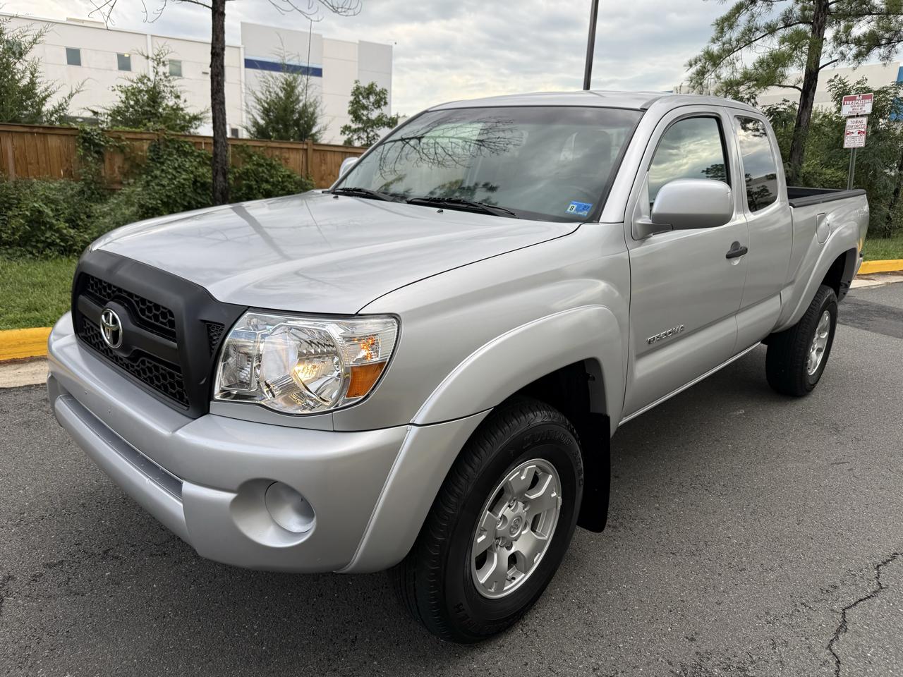 Toyota Tacoma 4WD Access I4 MT (Natl) 2011
