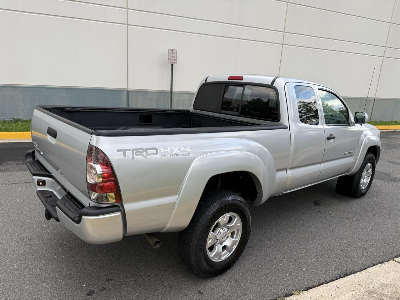 Toyota Tacoma 4WD Access I4 MT (Natl) 2011