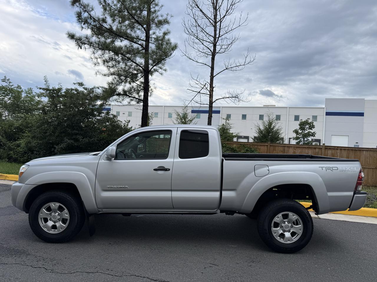 Toyota Tacoma 4WD Access I4 MT (Natl) 2011