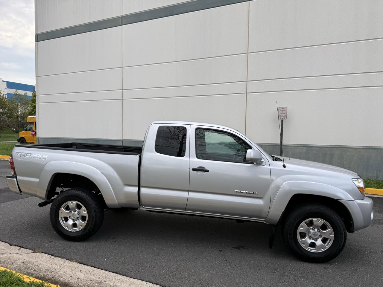 Toyota Tacoma 4WD Access I4 MT (Natl) 2011