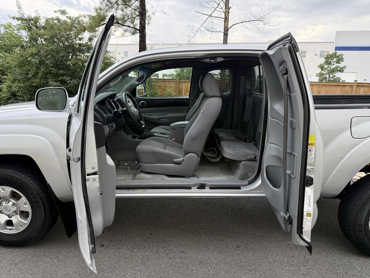 Toyota Tacoma 4WD Access I4 MT (Natl) 2011