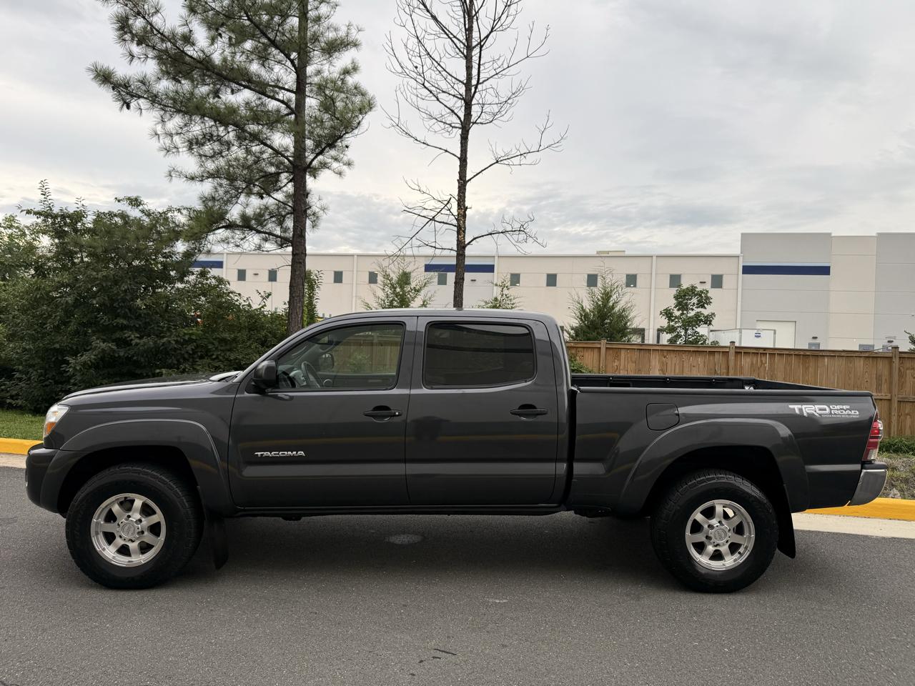 Toyota Tacoma 4WD Double LB V6 AT (Natl) 2010
