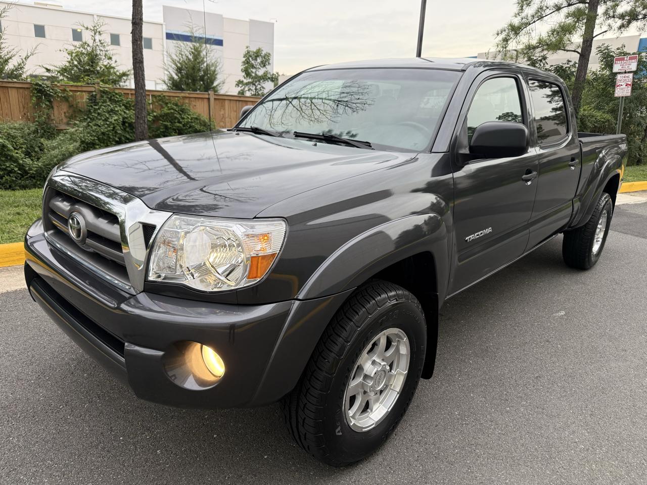 Toyota Tacoma 4WD Double LB V6 AT (Natl) 2010