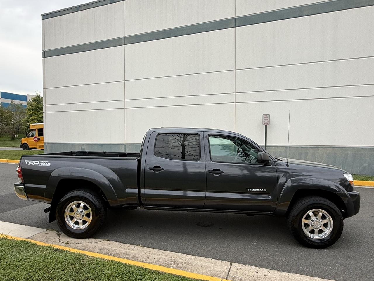 Toyota Tacoma 4WD Double LB V6 AT (Natl) 2010