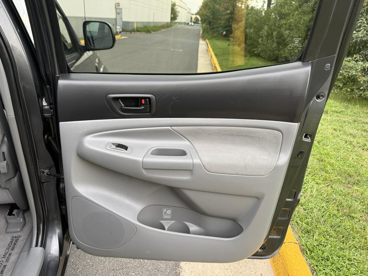 Toyota Tacoma 4WD Double LB V6 AT (Natl) 2010