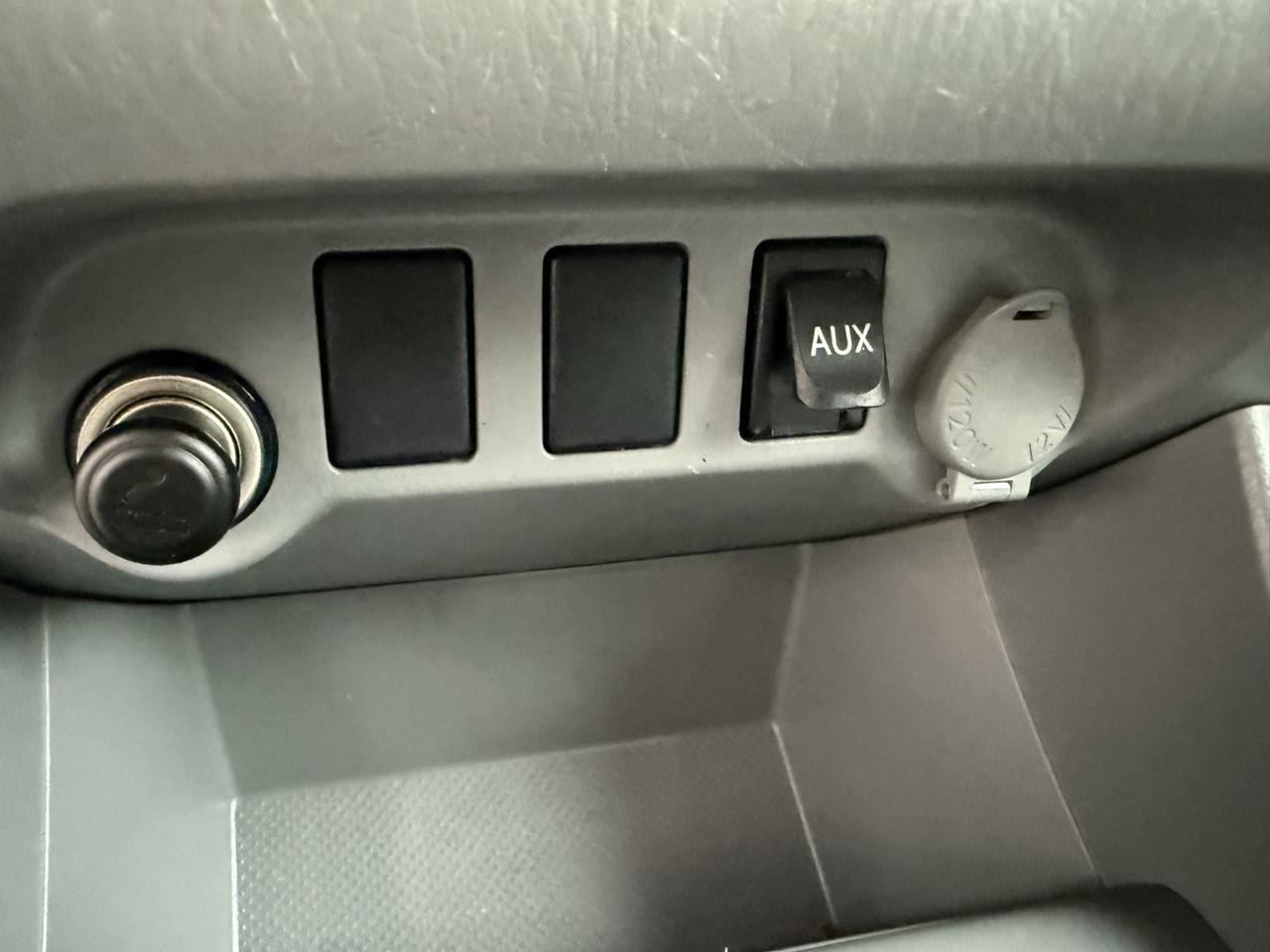 Toyota Tacoma 4WD Double LB V6 AT (Natl) 2010