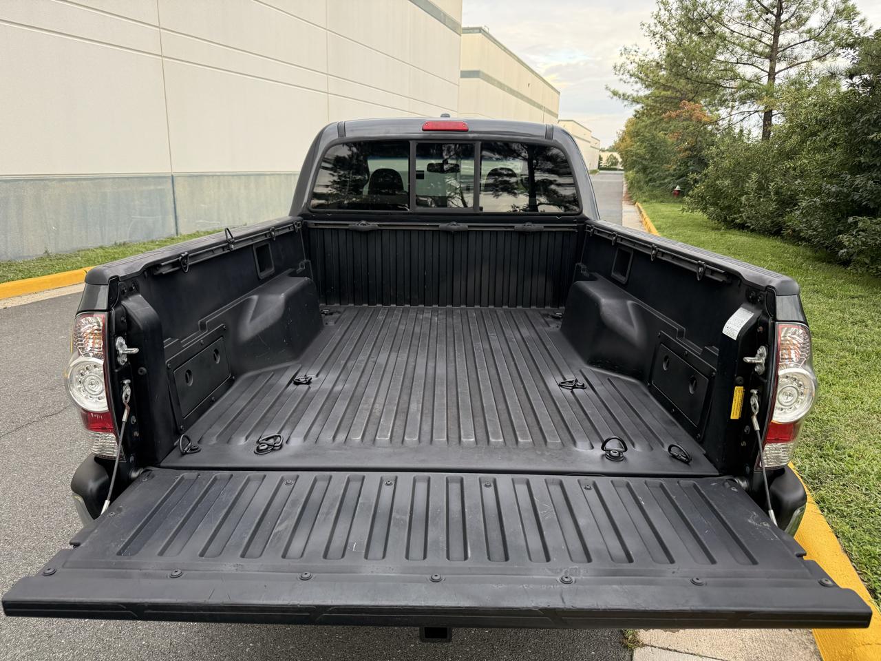 Toyota Tacoma 4WD Double LB V6 AT (Natl) 2010