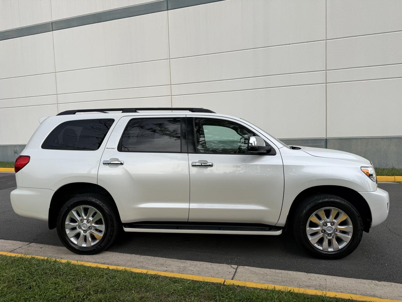 Toyota Sequoia 4WD 5.7L FFV Platinum (Natl) 2016