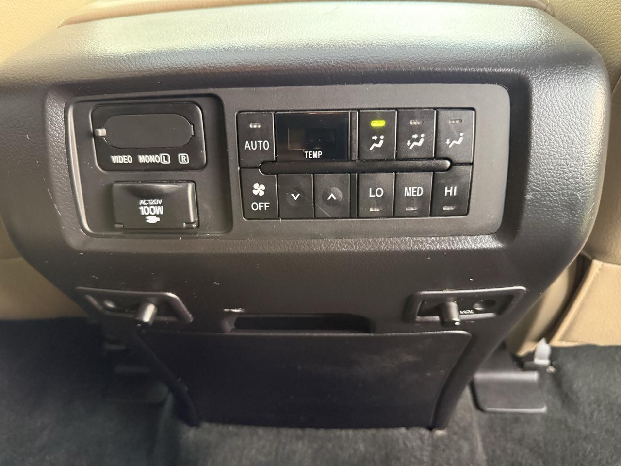 Toyota Sequoia 4WD 5.7L FFV Platinum (Natl) 2016