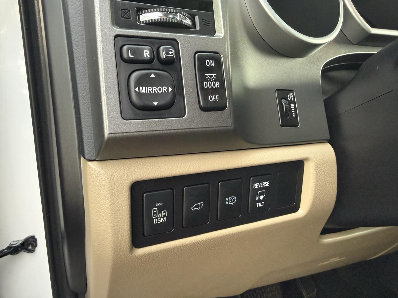 Toyota Sequoia 4WD 5.7L FFV Platinum (Natl) 2016