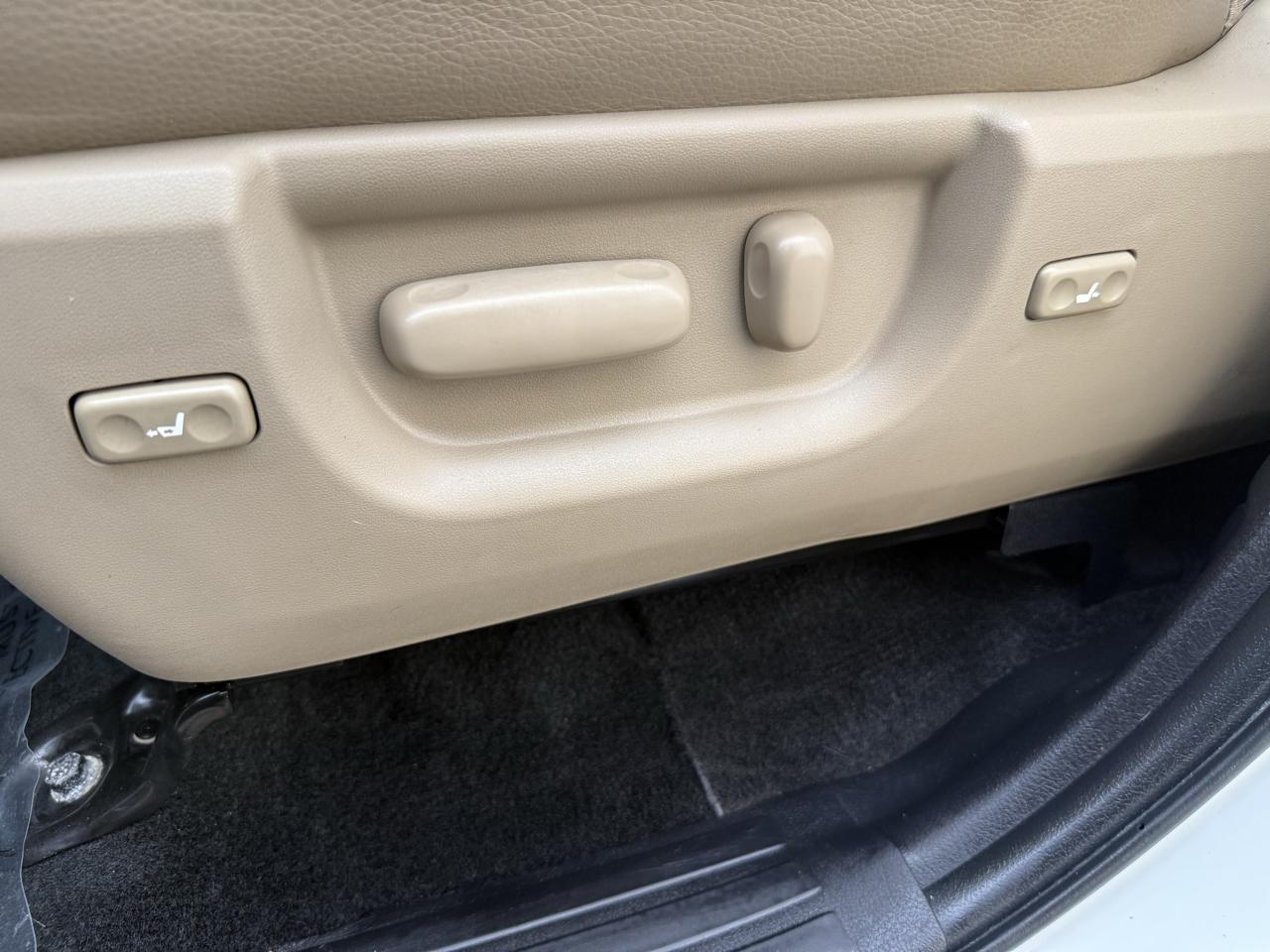Toyota Sequoia 4WD 5.7L FFV Platinum (Natl) 2016