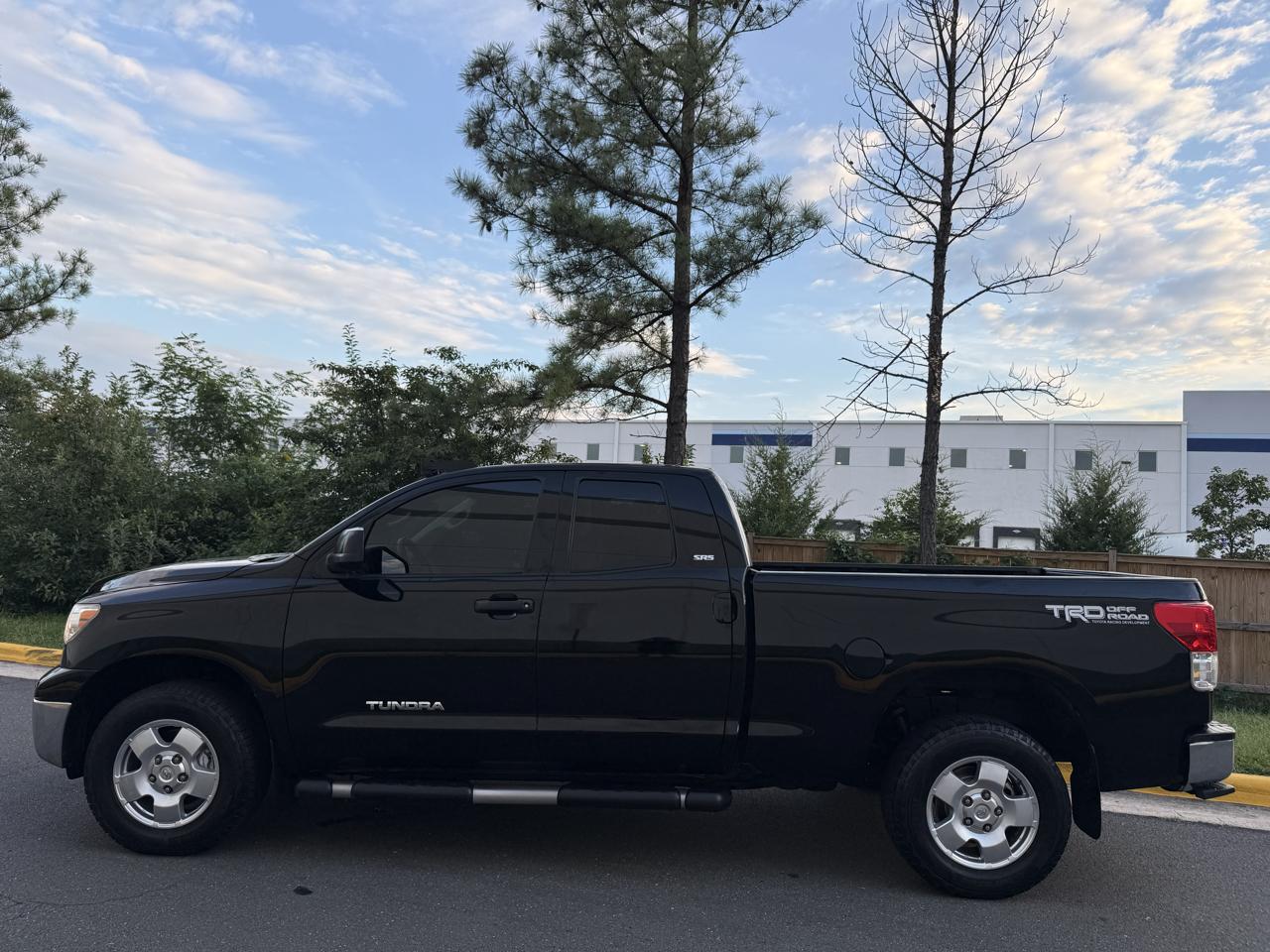 Toyota Tundra 4WD Truck Dbl 4.6L V8 6-Spd AT (Natl) 2011