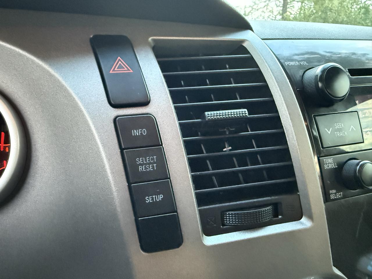 Toyota Tundra 4WD Truck Dbl 4.6L V8 6-Spd AT (Natl) 2011