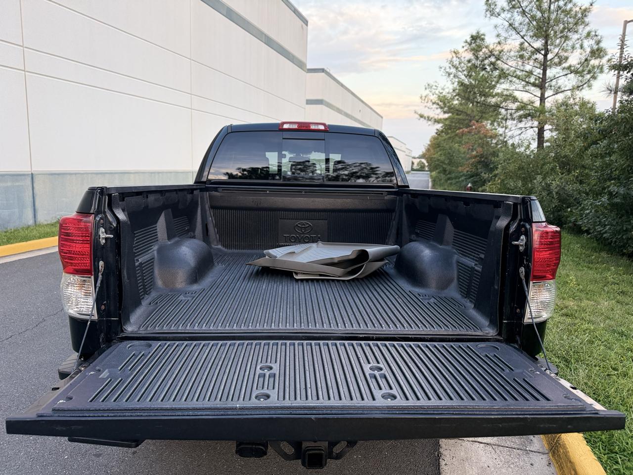 Toyota Tundra 4WD Truck Dbl 4.6L V8 6-Spd AT (Natl) 2011