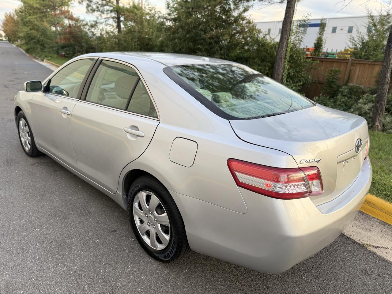 Toyota Camry 4dr Sdn I4 Man LE (Natl) 2011