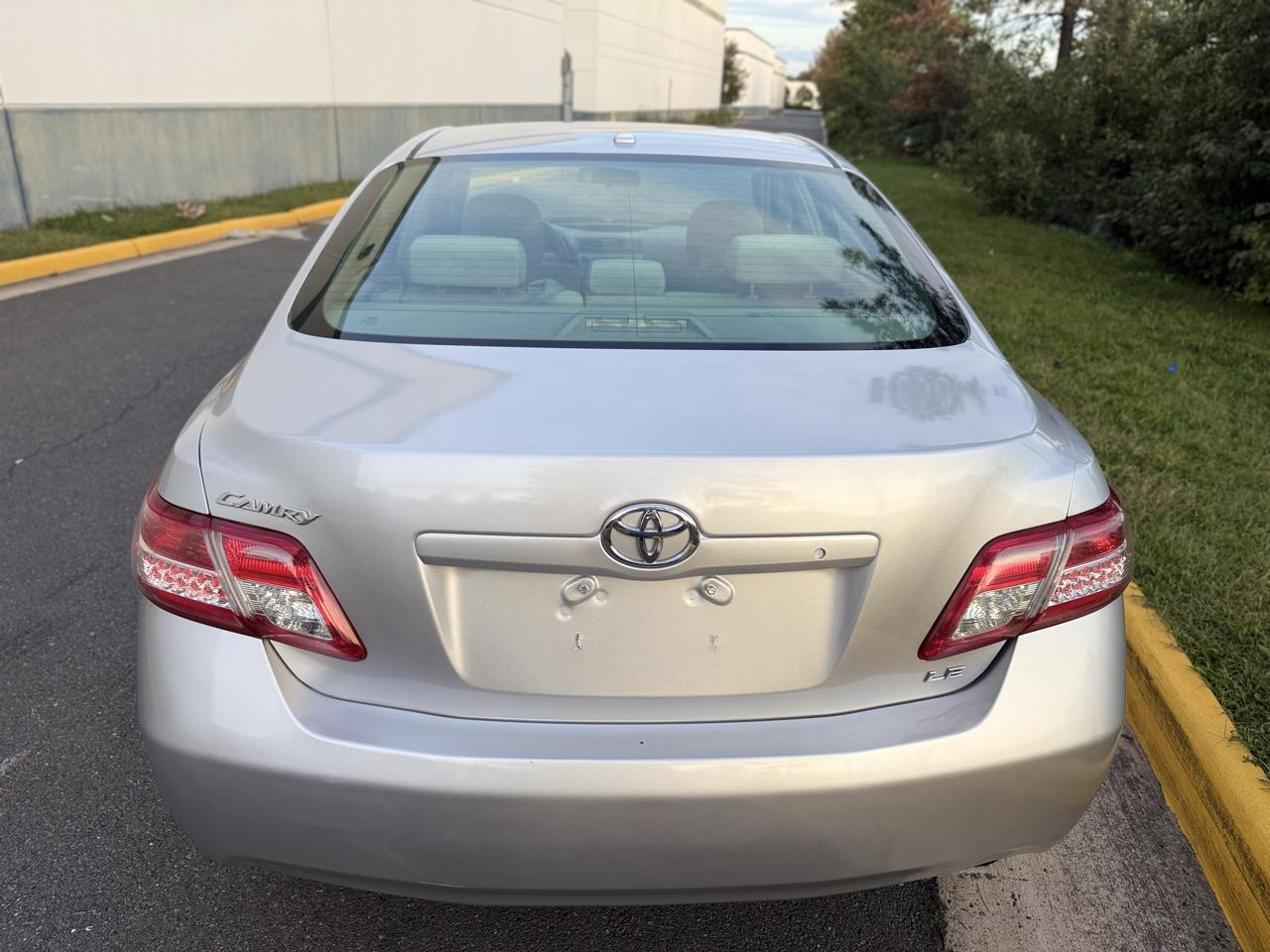 Toyota Camry 4dr Sdn I4 Man LE (Natl) 2011