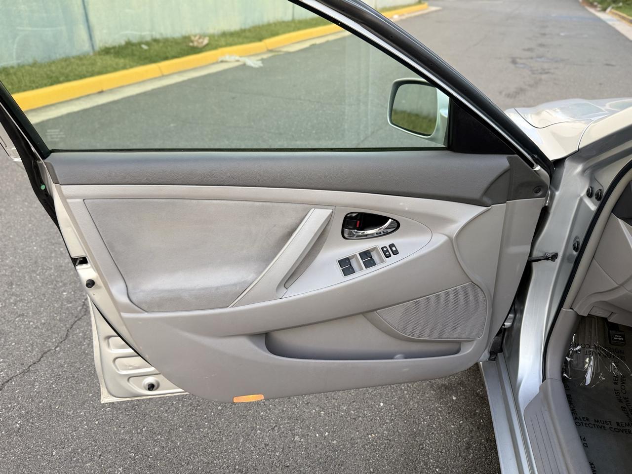 Toyota Camry 4dr Sdn I4 Man LE (Natl) 2011