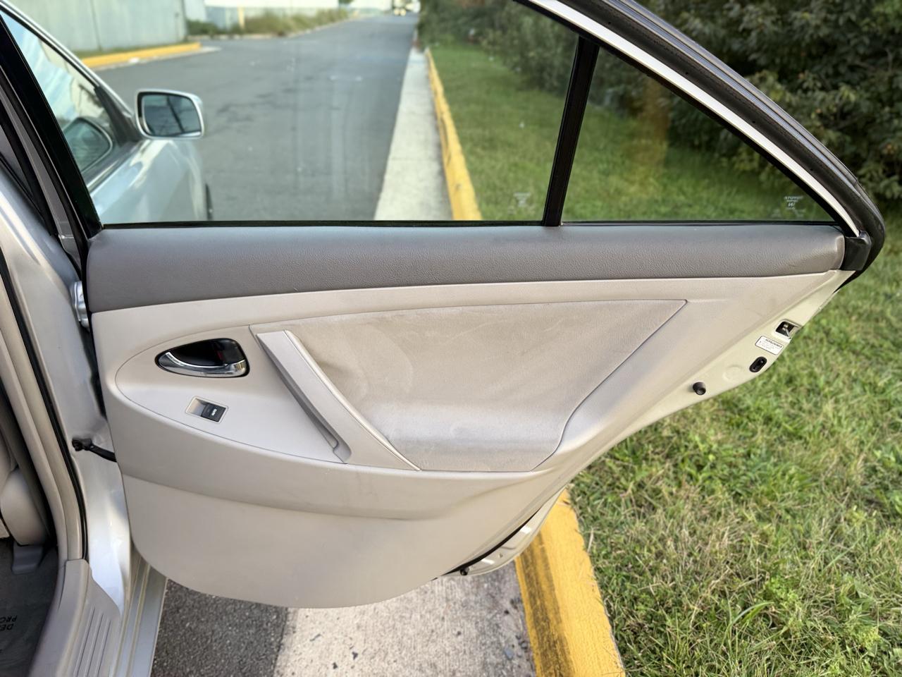Toyota Camry 4dr Sdn I4 Man LE (Natl) 2011