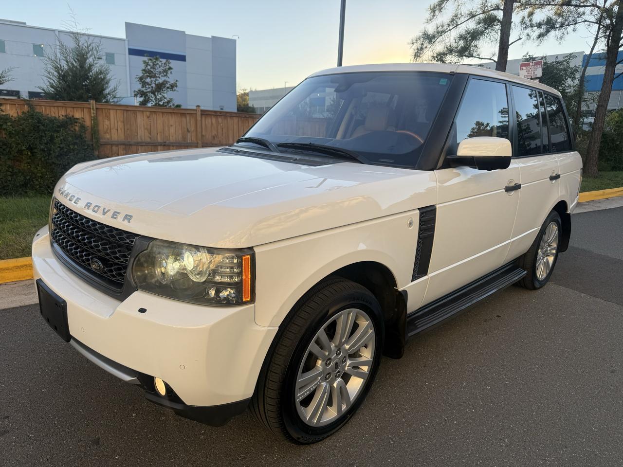 Land Rover Range Rover 4WD 4dr HSE LUX 2011