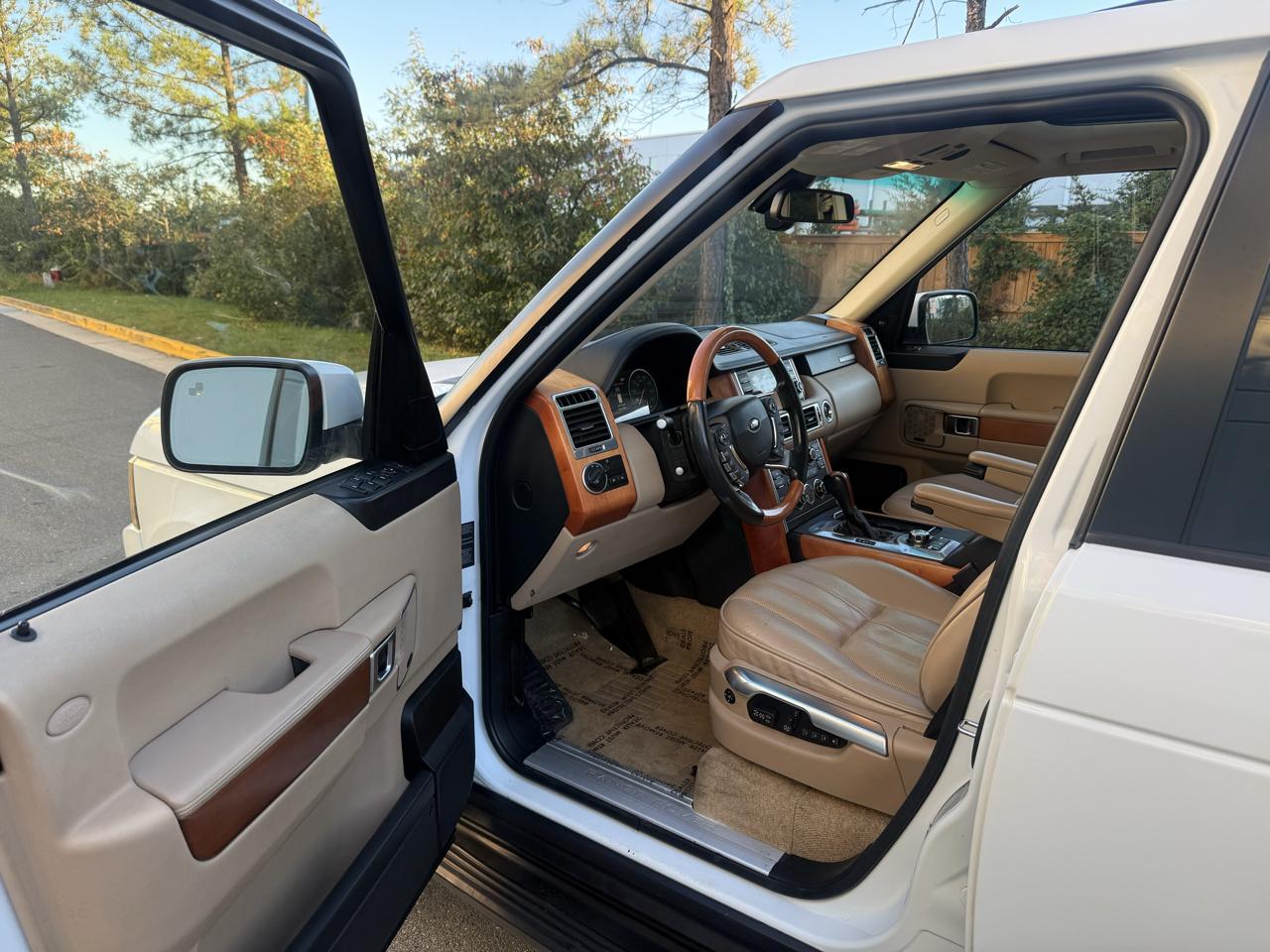 Land Rover Range Rover 4WD 4dr HSE LUX 2011