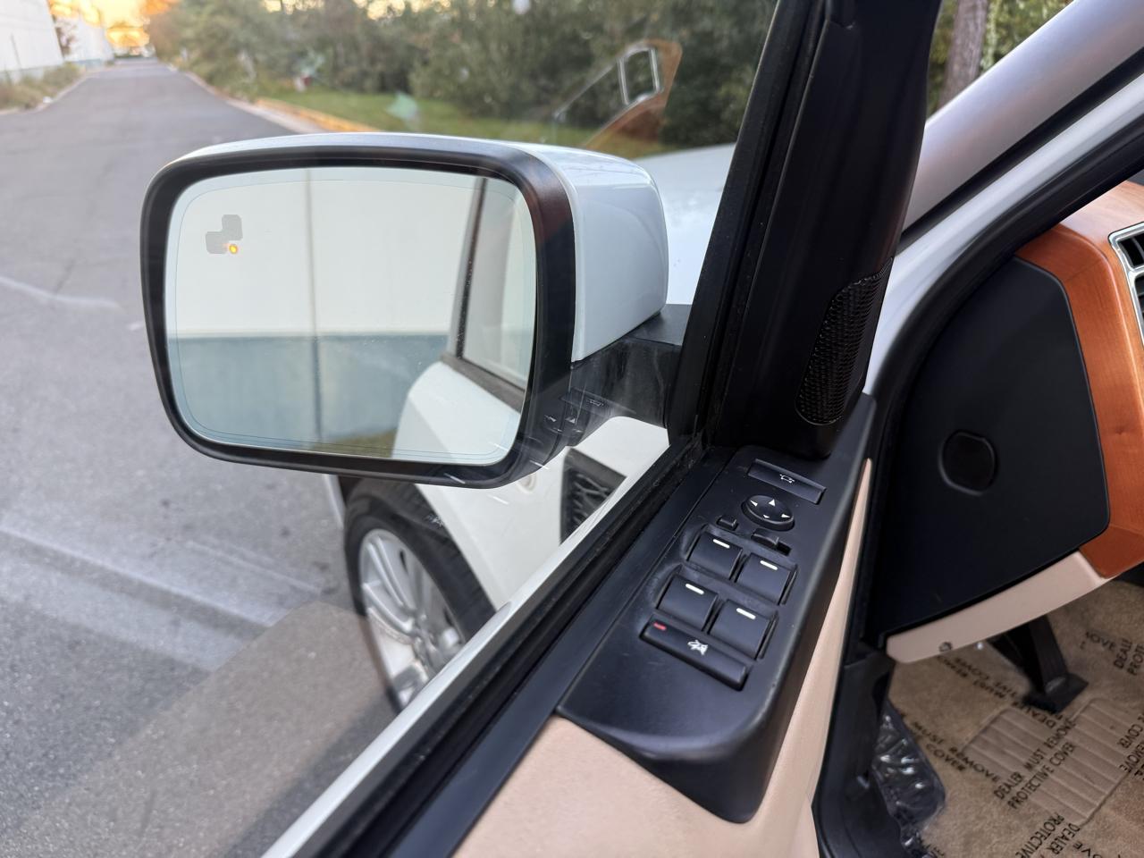 Land Rover Range Rover 4WD 4dr HSE LUX 2011