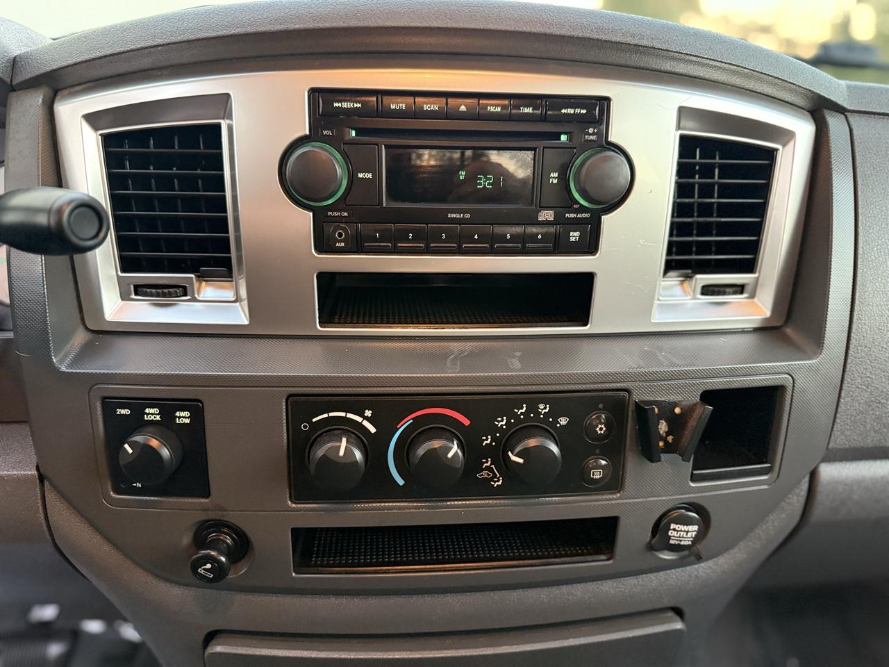 Dodge Ram 2500 4WD Quad Cab 140.5" SLT 2007