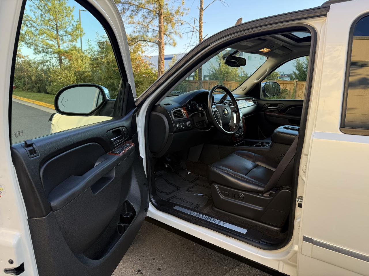Chevrolet Suburban 4WD 4dr 1500 LTZ 2012