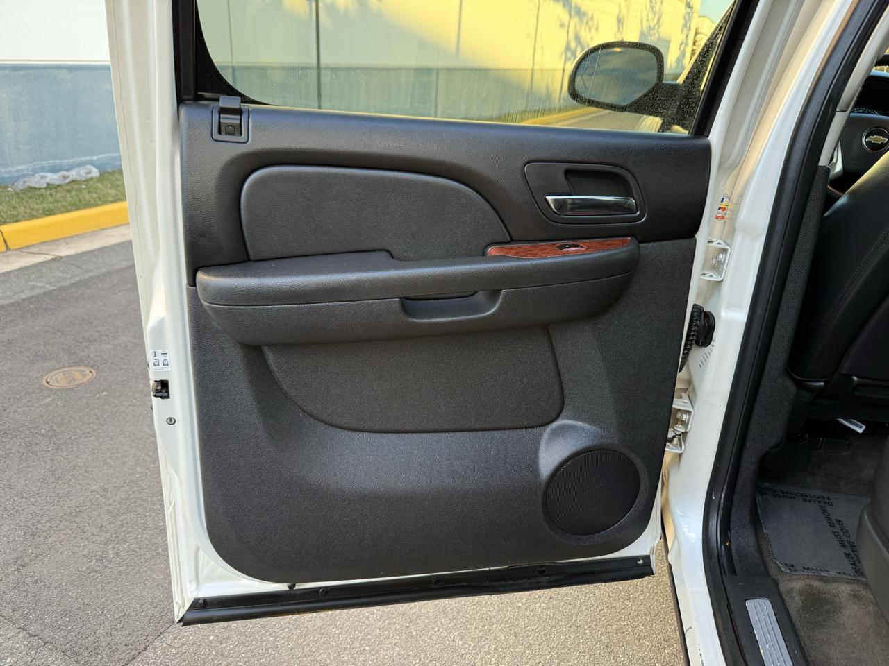 Chevrolet Suburban 4WD 4dr 1500 LTZ 2012