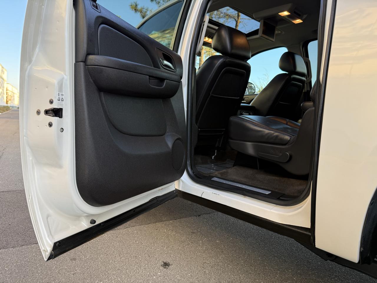 Chevrolet Suburban 4WD 4dr 1500 LTZ 2012