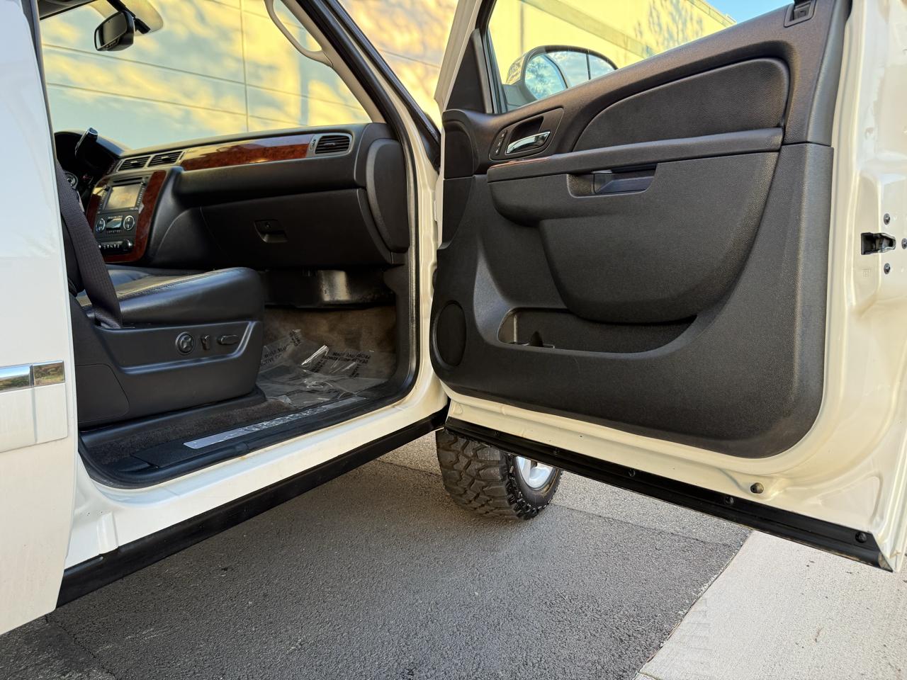 Chevrolet Suburban 4WD 4dr 1500 LTZ 2012