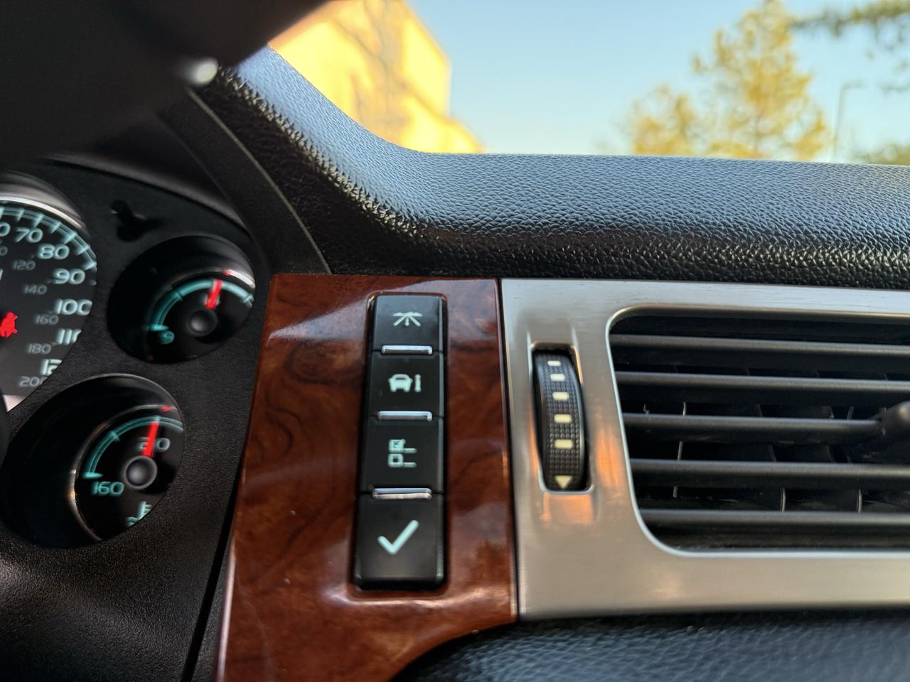 Chevrolet Suburban 4WD 4dr 1500 LTZ 2012