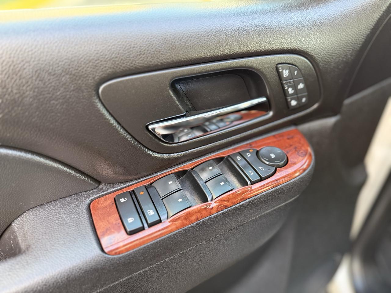 Chevrolet Suburban 4WD 4dr 1500 LTZ 2012