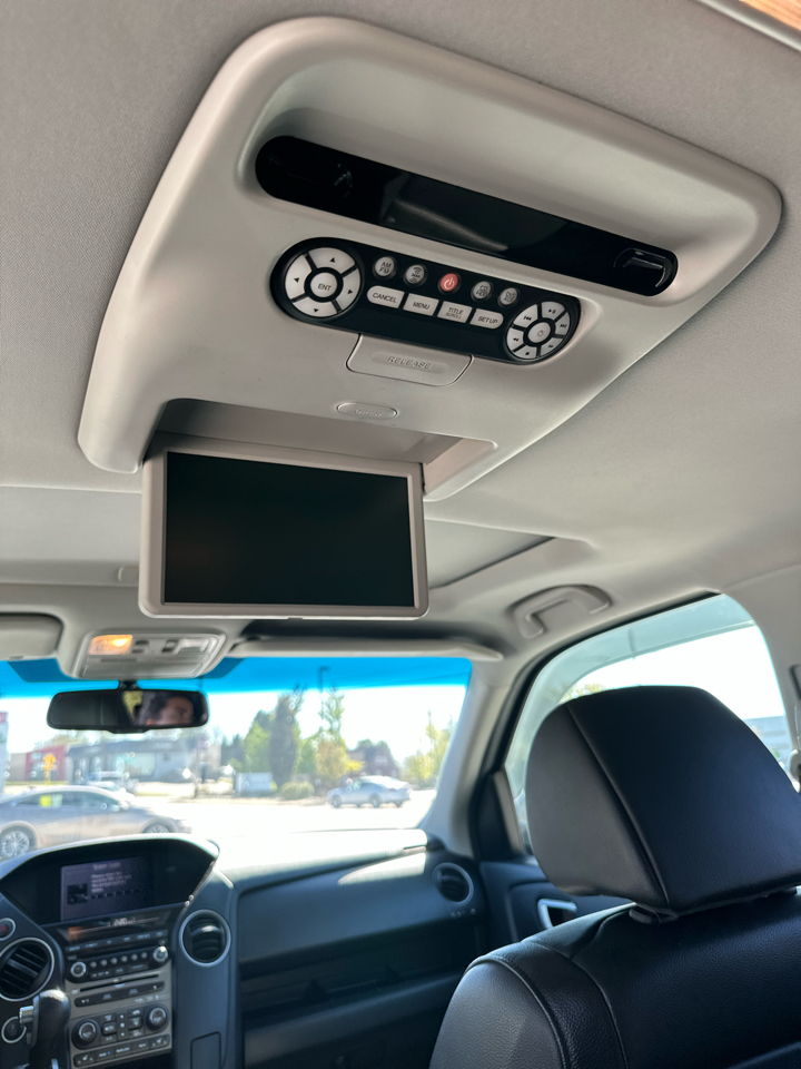 Honda Pilot Touring 4WD 5-Spd AT with DVD 2013