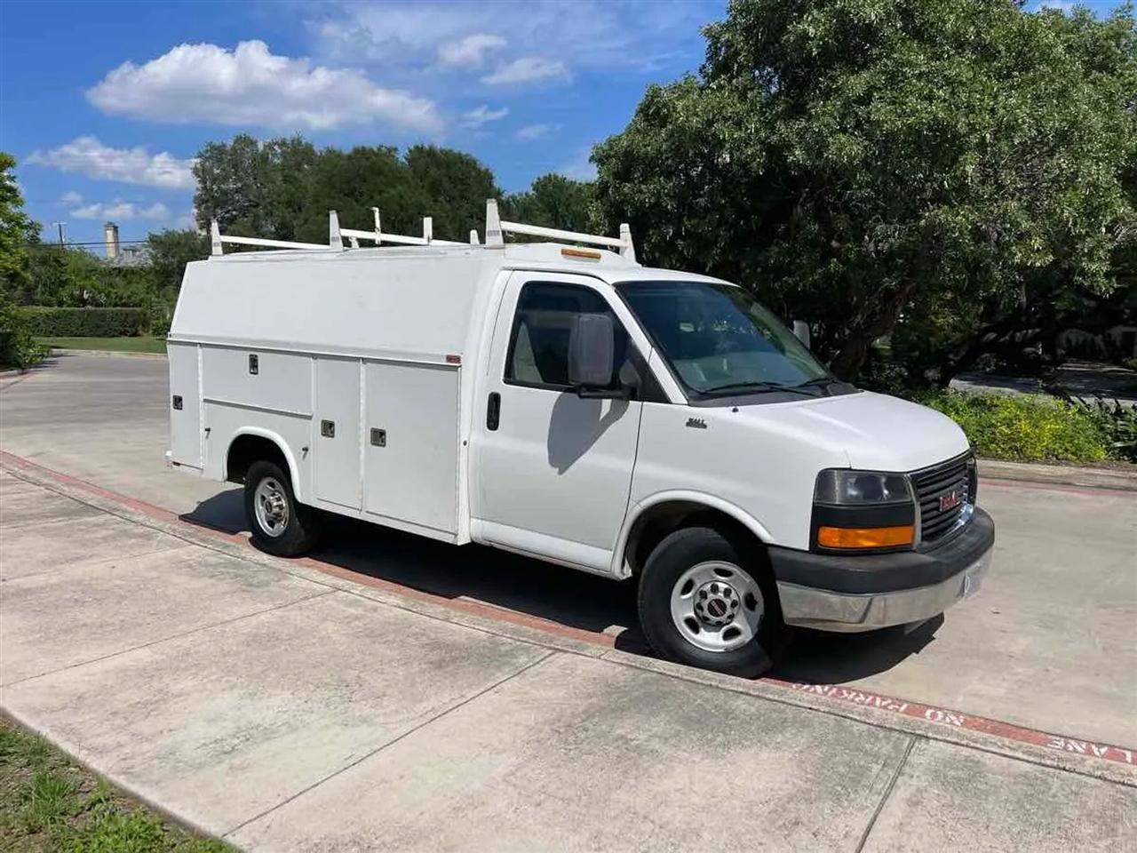 GMC Savana Commercial Cutaway 3500 Van 139" 2013