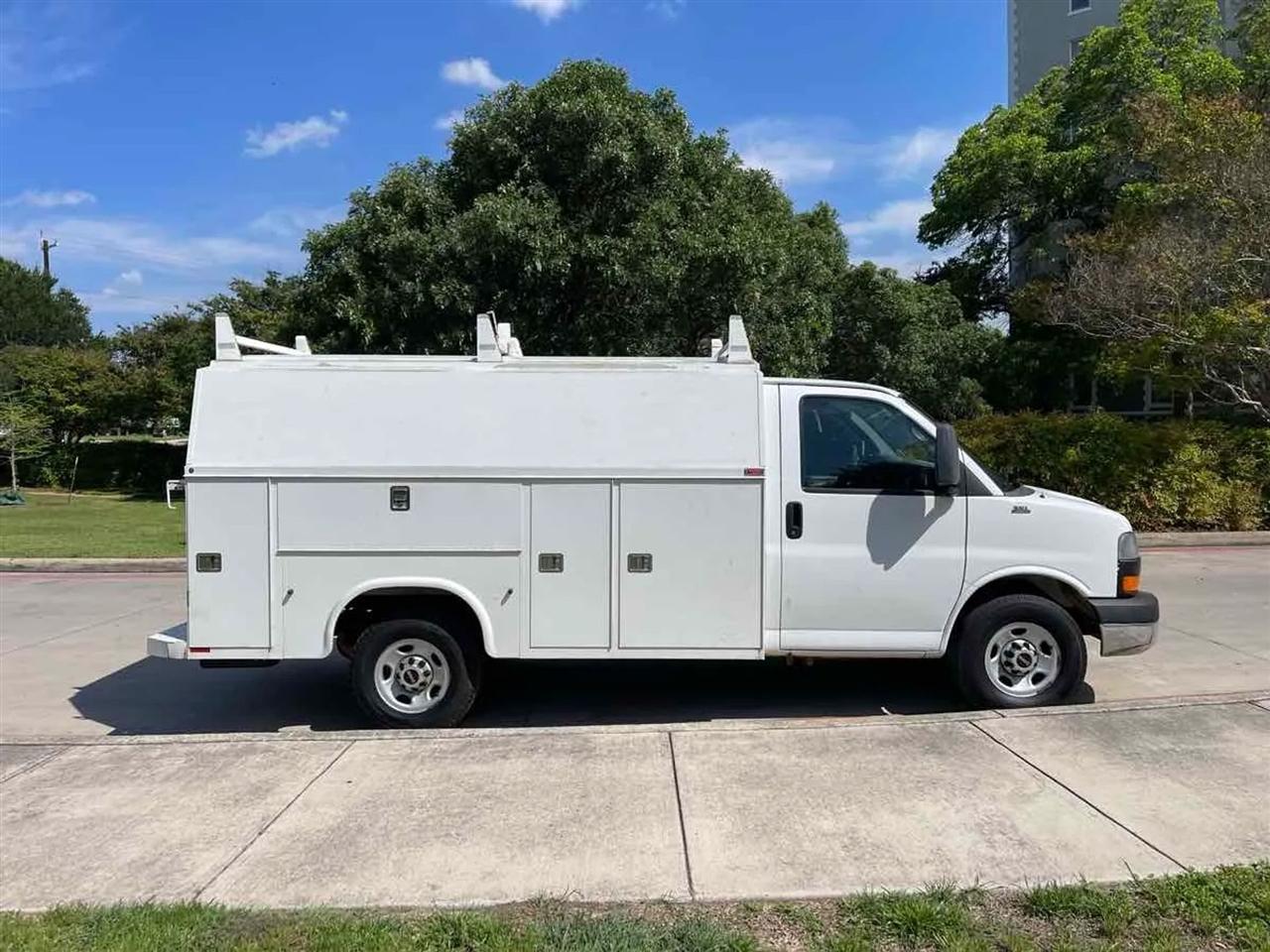 GMC Savana Commercial Cutaway 3500 Van 139" 2013