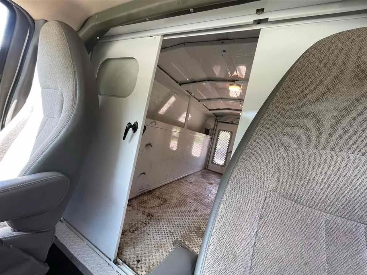 GMC Savana Commercial Cutaway 3500 Van 139" 2013