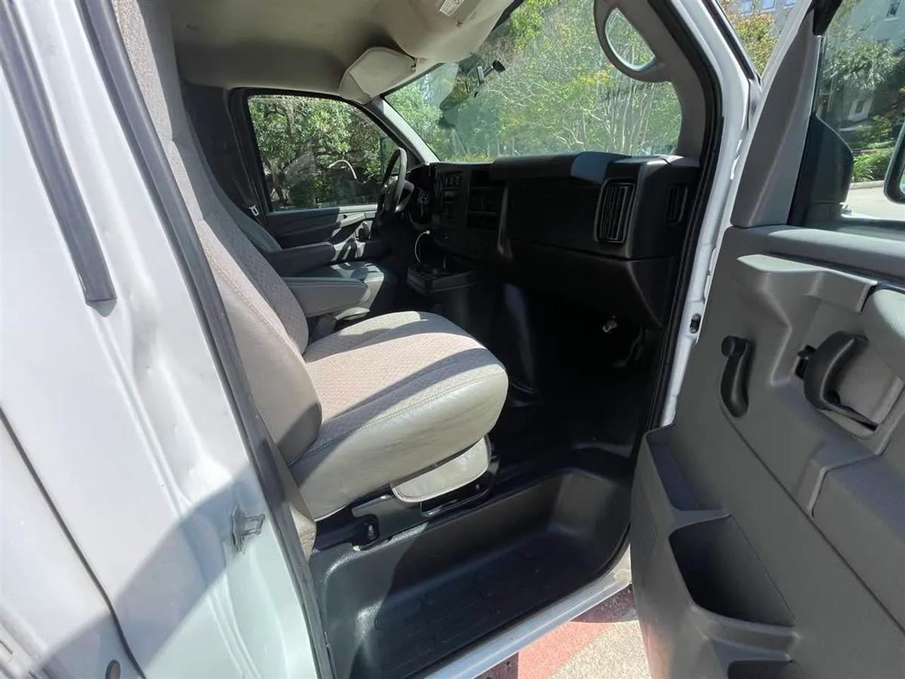 GMC Savana Commercial Cutaway 3500 Van 139" 2013