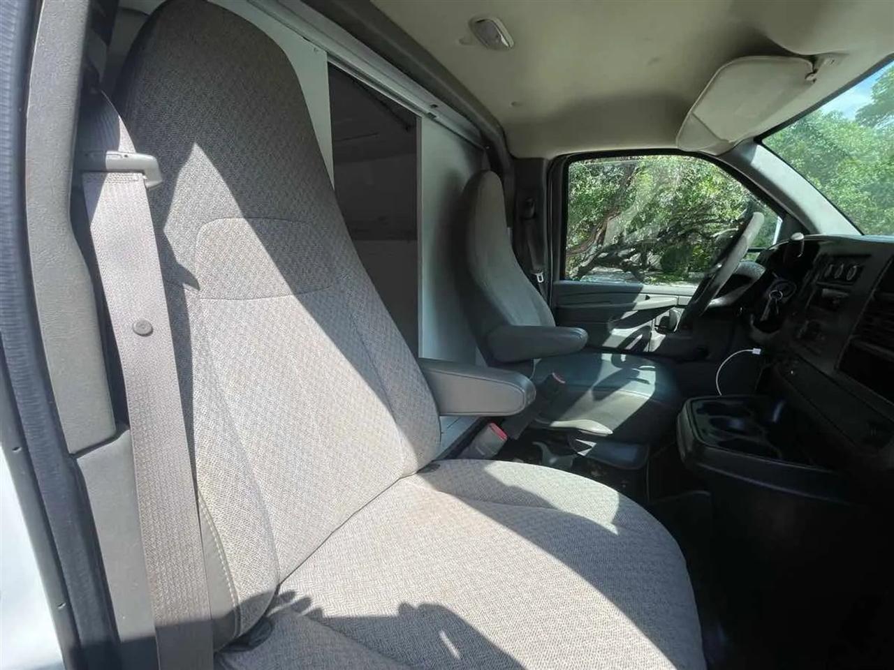 GMC Savana Commercial Cutaway 3500 Van 139" 2013