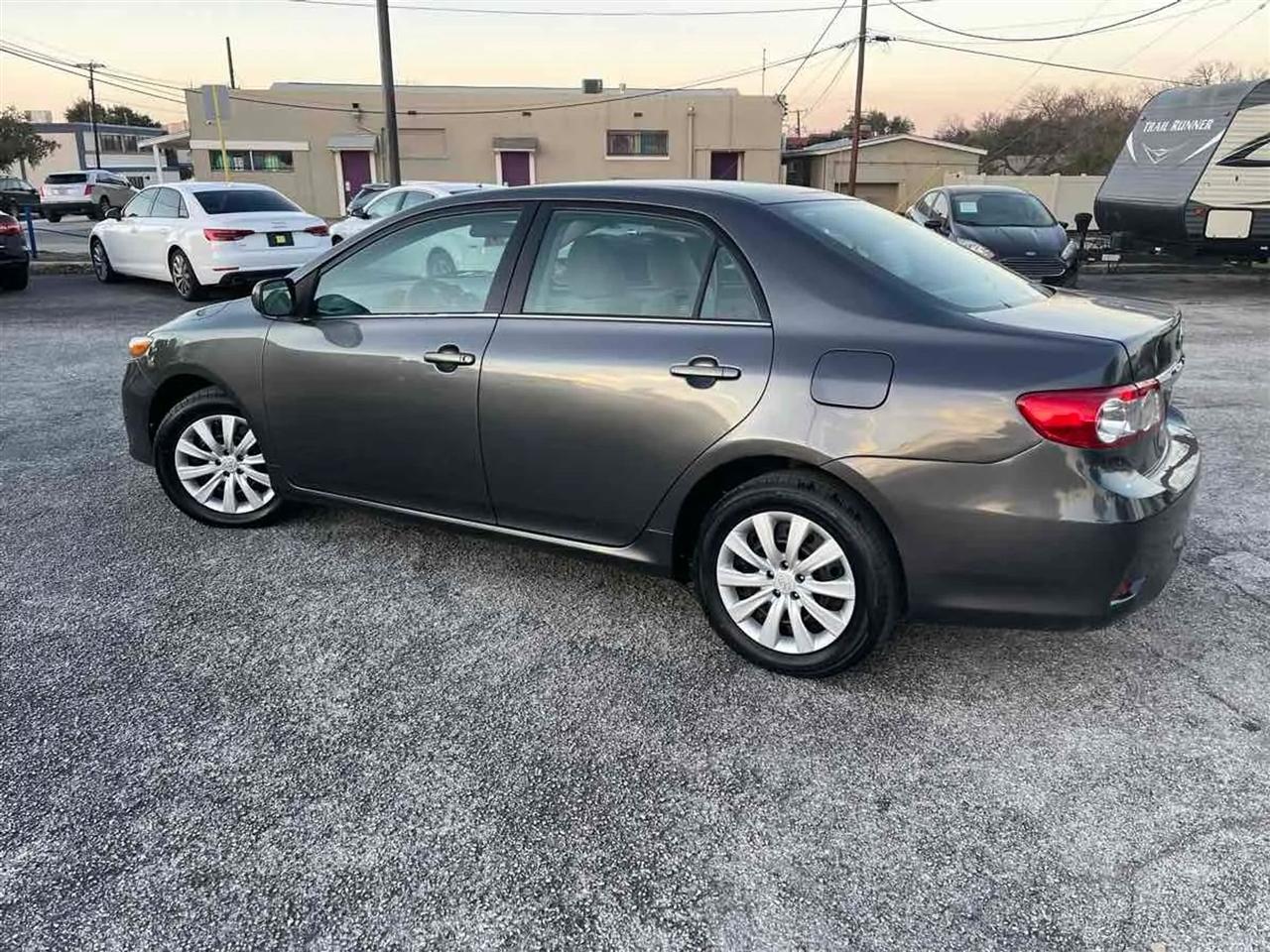 Toyota Corolla 4dr Sdn Auto LE Special Edition (Natl) 2013