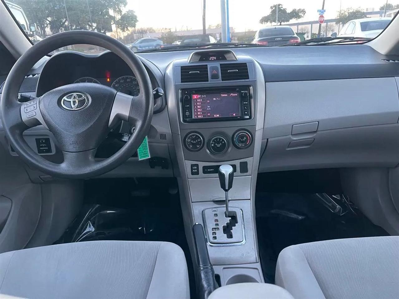 Toyota Corolla 4dr Sdn Auto LE Special Edition (Natl) 2013