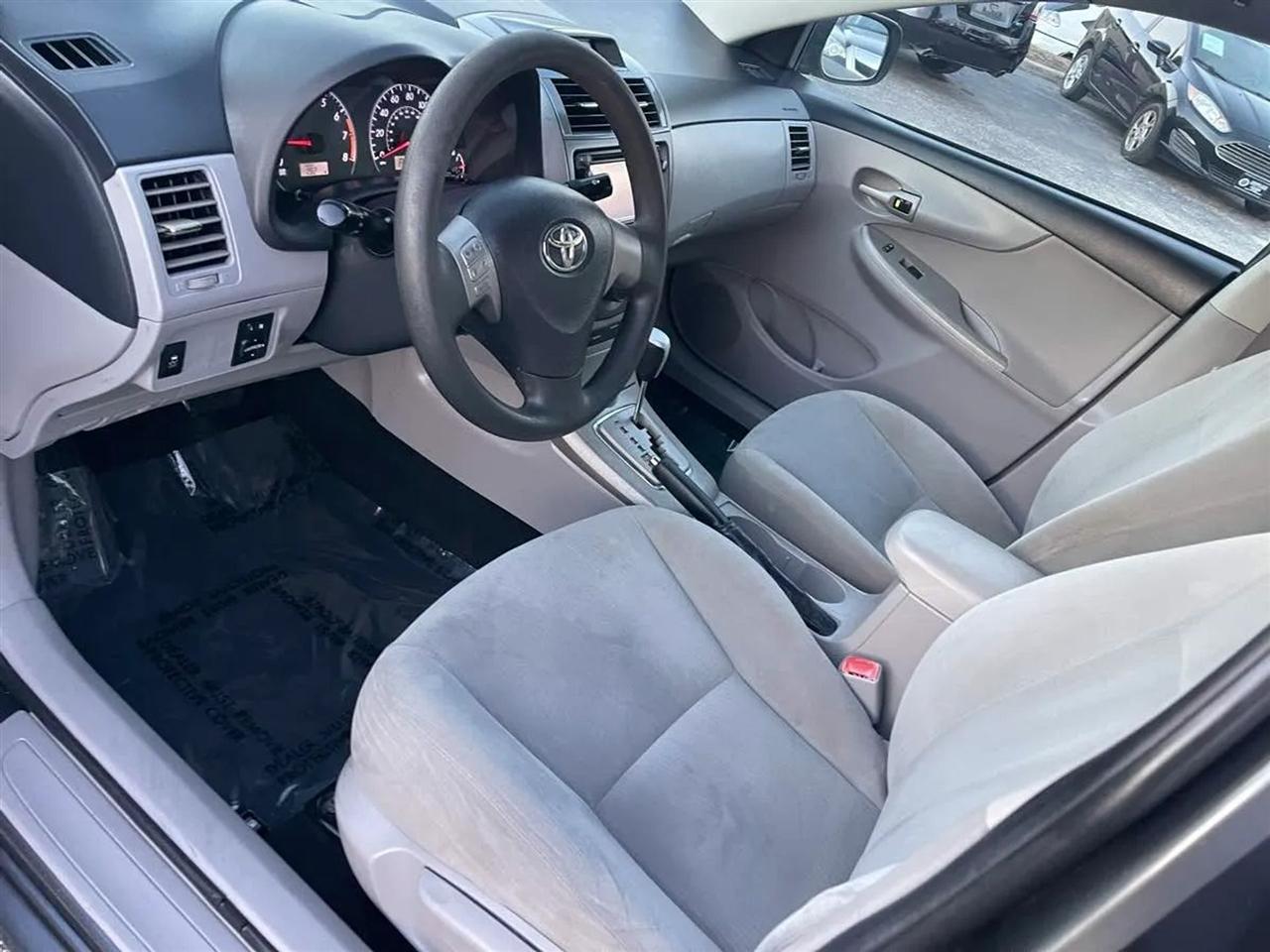 Toyota Corolla 4dr Sdn Auto LE Special Edition (Natl) 2013